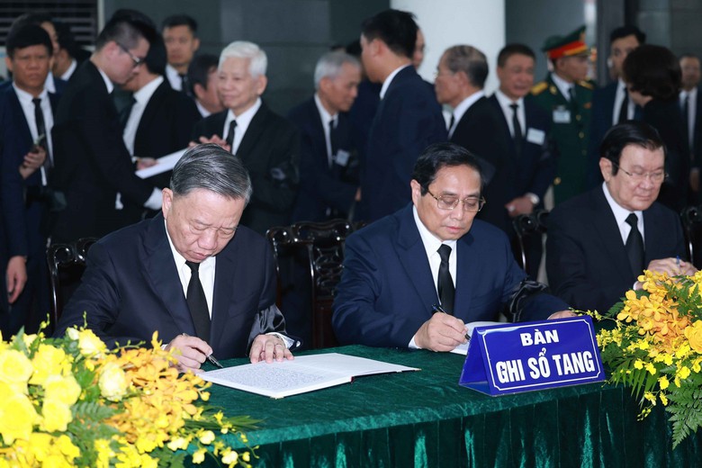 Chủ tịch nước, Thủ tướng, Chủ tịch Quốc hội x&uacute;c động ghi sổ tang Tổng B&iacute; thư- Ảnh 1.