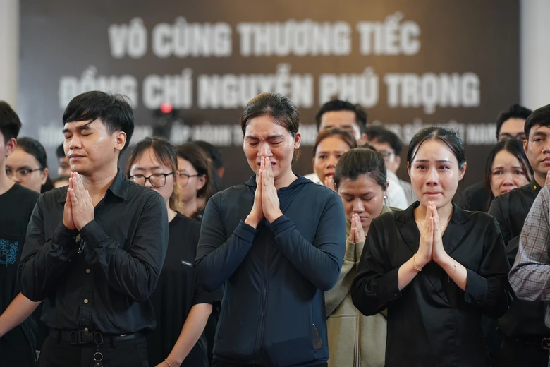 Những d&ograve;ng sổ tang x&uacute;c động từ TP.HCM tiễn biệt Tổng B&iacute; thư Nguyễn Ph&uacute; Trọng- Ảnh 7.