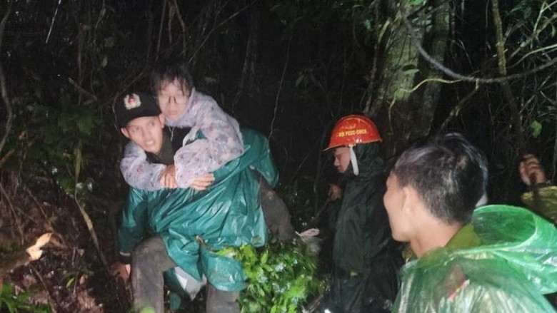 Lâm Đồng: Giải cứu 3 du khách lạc trong rừng nguyên sinh- Ảnh 2. Lâm Đồng: Giải cứu 3 du khách lạc trong rừng nguyên sinh- Ảnh 2.