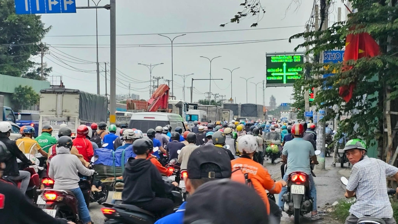 TP.HCM: Va chạm với xe tải 15 tấn, người đ&agrave;n &ocirc;ng bị cuốn v&agrave;o gầm tử vong- Ảnh 2.