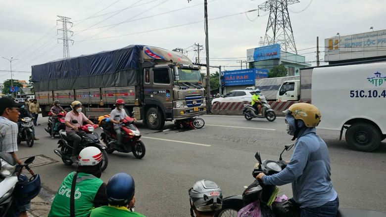 TP.HCM: Va chạm với xe tải 15 tấn, người đ&agrave;n &ocirc;ng bị cuốn v&agrave;o gầm tử vong- Ảnh 1.