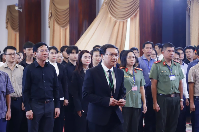 Những d&ograve;ng sổ tang x&uacute;c động từ TP.HCM tiễn biệt Tổng B&iacute; thư Nguyễn Ph&uacute; Trọng- Ảnh 10.