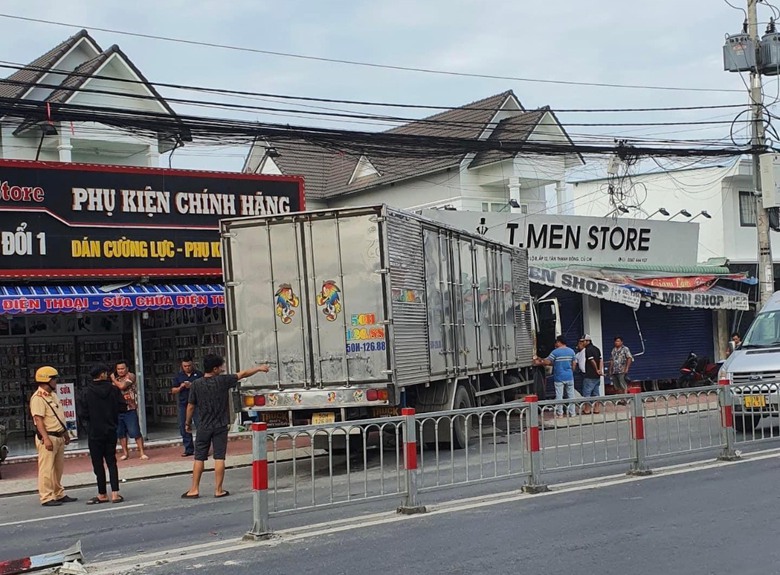 TP.HCM: Xe tải cày nát dải phân cách, lao vào nhà dân- Ảnh 2. TP.HCM: Xe tải cày nát dải phân cách, lao vào nhà dân- Ảnh 2.