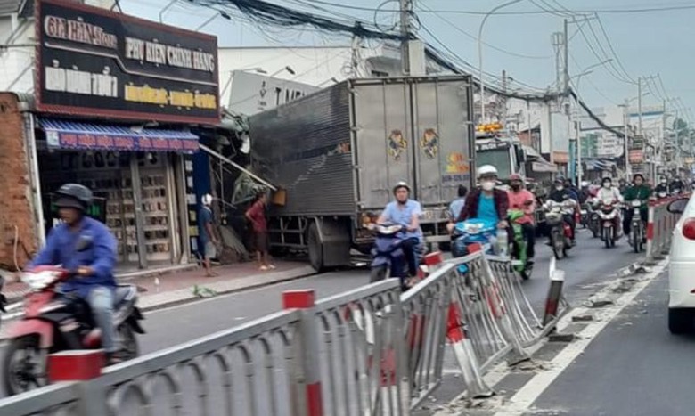TP.HCM: Xe tải cày nát dải phân cách, lao vào nhà dân- Ảnh 1. TP.HCM: Xe tải cày nát dải phân cách, lao vào nhà dân- Ảnh 1.