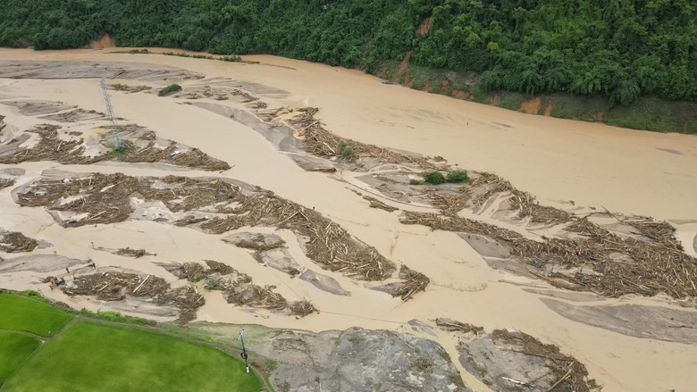 Mường Pồn tan hoang sau lũ quét kinh hoàng- Ảnh 4. Mường Pồn tan hoang sau lũ quét kinh hoàng- Ảnh 4.