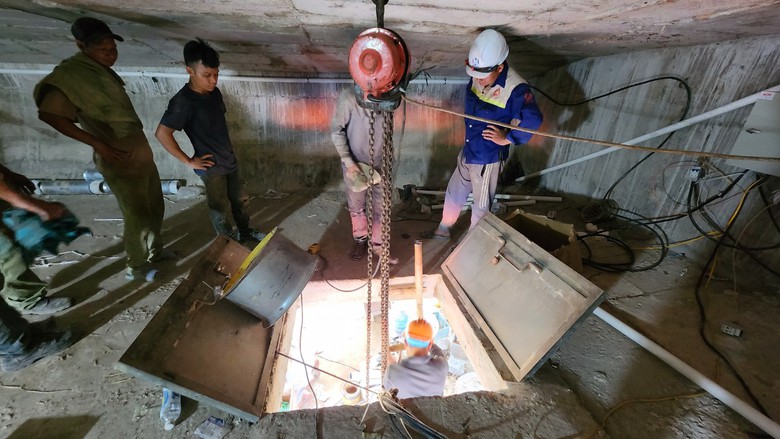 Cận cảnh sửa chữa hư hỏng b&ecirc;n trong dầm hộp cầu Tr&agrave; Kh&uacute;c- Ảnh 2.