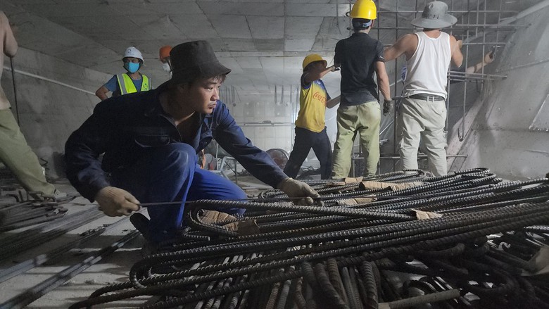 Cận cảnh sửa chữa hư hỏng b&ecirc;n trong dầm hộp cầu Tr&agrave; Kh&uacute;c- Ảnh 8.