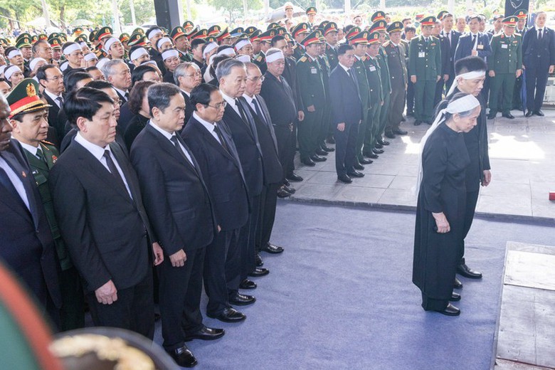 Nghẹn ng&agrave;o những h&igrave;nh ảnh tiễn biệt Tổng B&iacute; thư về nơi an nghỉ- Ảnh 3.