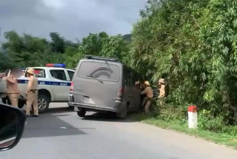 T&agrave;i xế chở bia lậu bỏ chạy tr&ecirc;n QL9, t&ocirc;ng v&agrave;o xe CSGT- Ảnh 1.