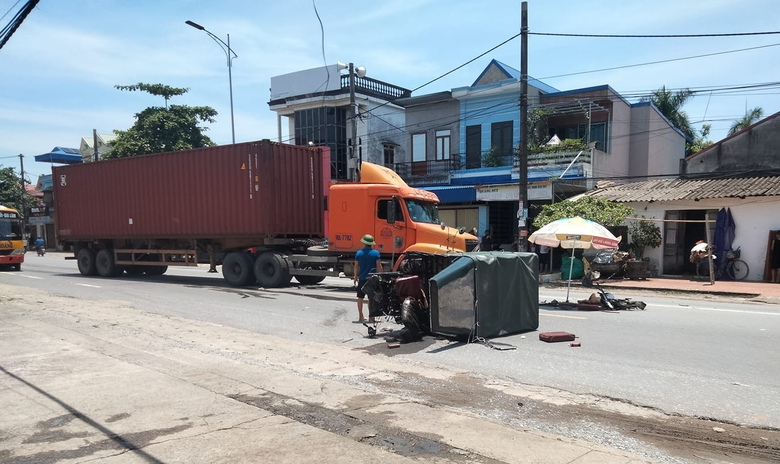 Xe ba g&aacute;c đối đầu xe container, một người đ&agrave;n &ocirc;ng tử vong- Ảnh 1.