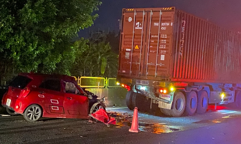 T&ocirc;ng đu&ocirc;i xe container đang giảm tốc độ tại ng&atilde; tư, t&agrave;i xế &ocirc; t&ocirc; con tử vong tại chỗ- Ảnh 1.