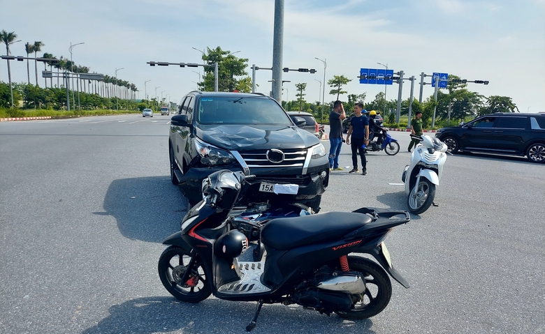 Va chạm với &ocirc; t&ocirc; l&uacute;c sang đường, người đ&agrave;n &ocirc;ng đi xe m&aacute;y tử vong tại chỗ- Ảnh 1.