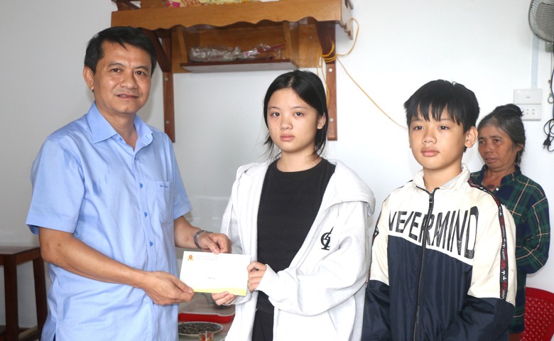 Ngành giáo dục Đắk Nông kêu gọi hỗ trợ nữ sinh mất bố, mẹ nằm liệt giường do tai nạn- Ảnh 1. Ngành giáo dục Đắk Nông kêu gọi hỗ trợ nữ sinh mất bố, mẹ nằm liệt giường do tai nạn- Ảnh 1.