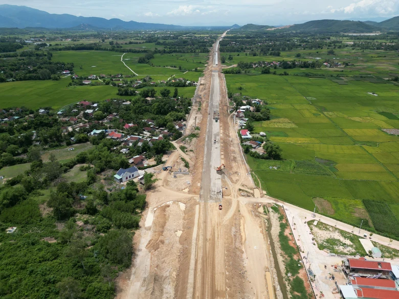 B&agrave;n giao xong mặt bằng tuyến ch&iacute;nh cao tốc Bắc - Nam qua B&igrave;nh Định- Ảnh 1.