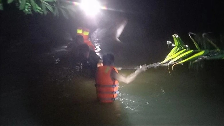 Giải cứu 3 thiếu ni&ecirc;n đi c&acirc;u c&aacute; mắc kẹt giữa s&ocirc;ng Đồng Nai- Ảnh 1.