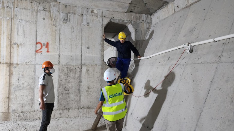 Cận cảnh sửa chữa hư hỏng b&ecirc;n trong dầm hộp cầu Tr&agrave; Kh&uacute;c- Ảnh 13.