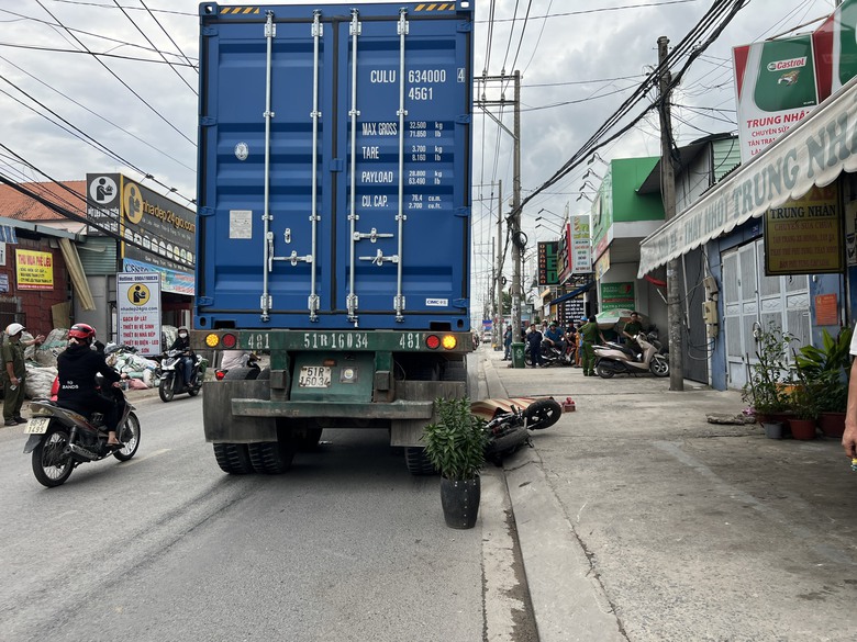 Container va chạm xe máy khiến 1 người đàn ông tử vong- Ảnh 1. Container va chạm xe máy khiến 1 người đàn ông tử vong- Ảnh 1.
