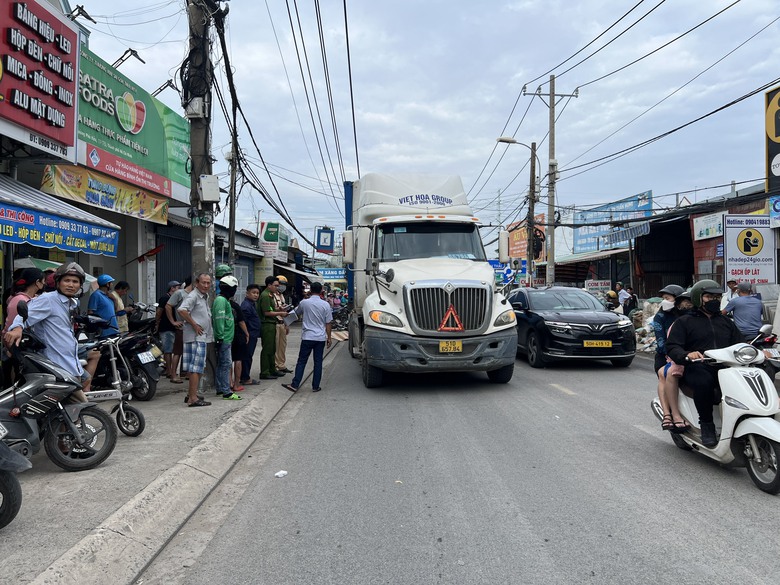 Container va chạm xe máy khiến 1 người đàn ông tử vong- Ảnh 2. Container va chạm xe máy khiến 1 người đàn ông tử vong- Ảnh 2.