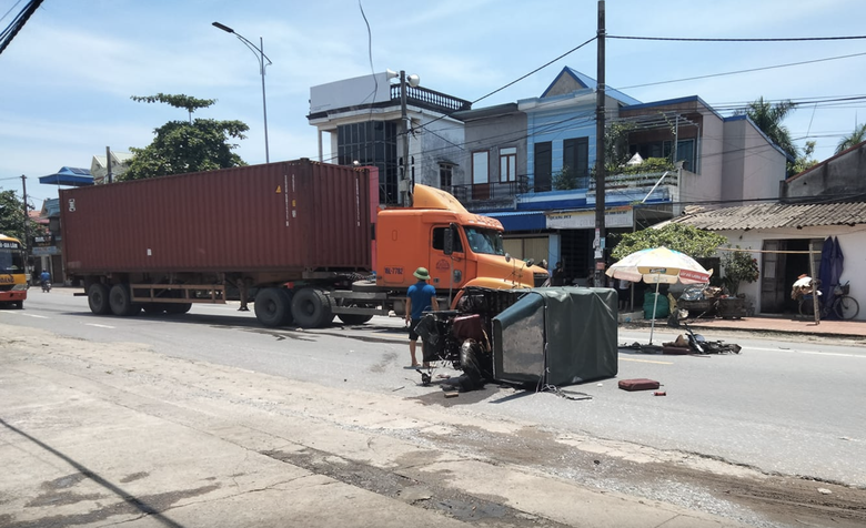 Hiện trường vụ tai nạn khiến người đ&agrave;n &ocirc;ng điều khiển xe ba g&aacute;c tử vong tại chỗ.