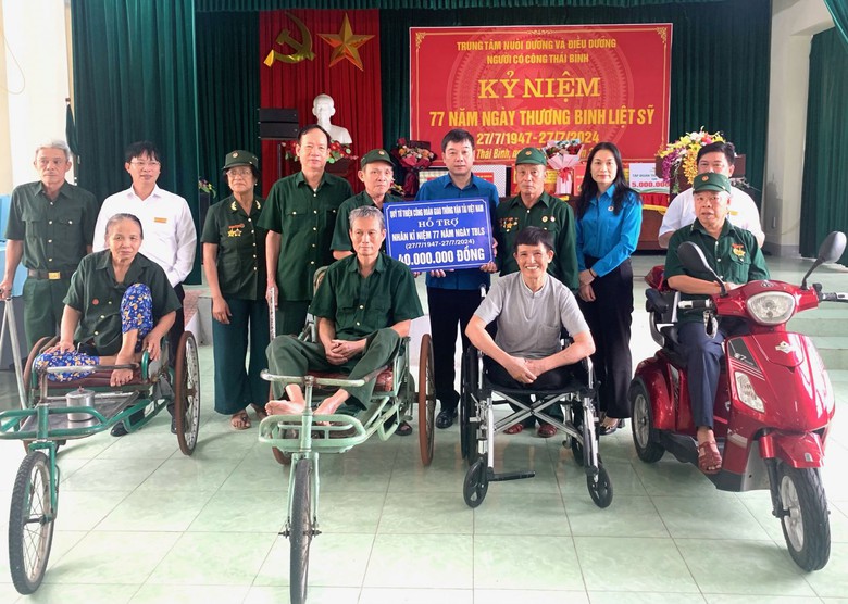 C&ocirc;ng đo&agrave;n GTVT thăm, tặng qu&agrave; c&aacute;c thương, bệnh binh nh&acirc;n ng&agrave;y 27/7- Ảnh 3.