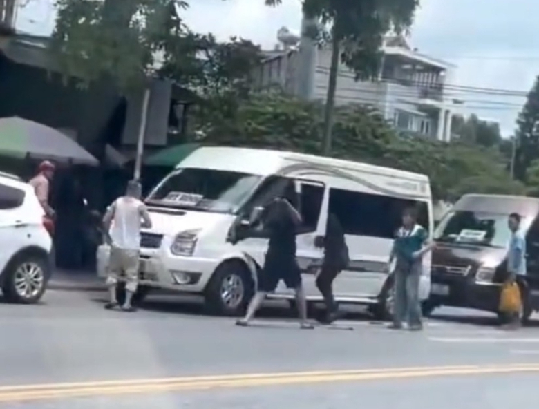 2 xe 16 chỗ ch&egrave;n &eacute;p nhau tr&ecirc;n quốc lộ, t&agrave;i xế lao v&agrave;o hỗn chiến như phim- Ảnh 1.