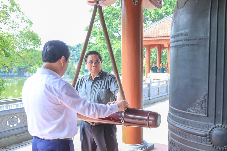 Thủ tướng tưởng niệm c&aacute;c Anh h&ugrave;ng liệt sĩ v&agrave; tặng qu&agrave; gia đ&igrave;nh ch&iacute;nh s&aacute;ch tại Th&aacute;i Nguy&ecirc;n- Ảnh 2.