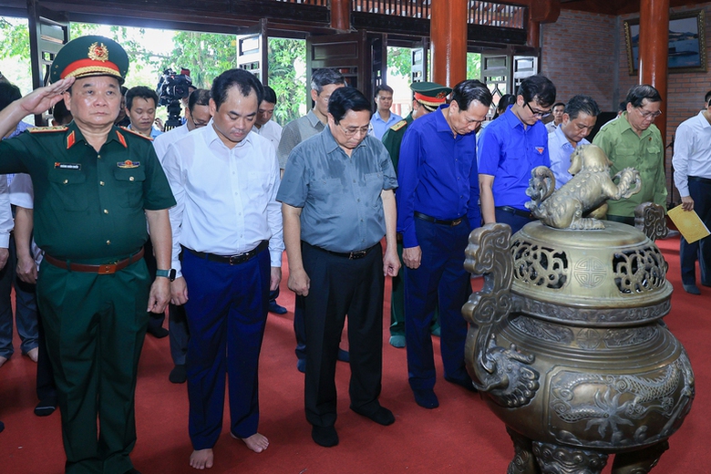 Thủ tướng tưởng niệm c&aacute;c Anh h&ugrave;ng liệt sĩ v&agrave; tặng qu&agrave; gia đ&igrave;nh ch&iacute;nh s&aacute;ch tại Th&aacute;i Nguy&ecirc;n- Ảnh 3.