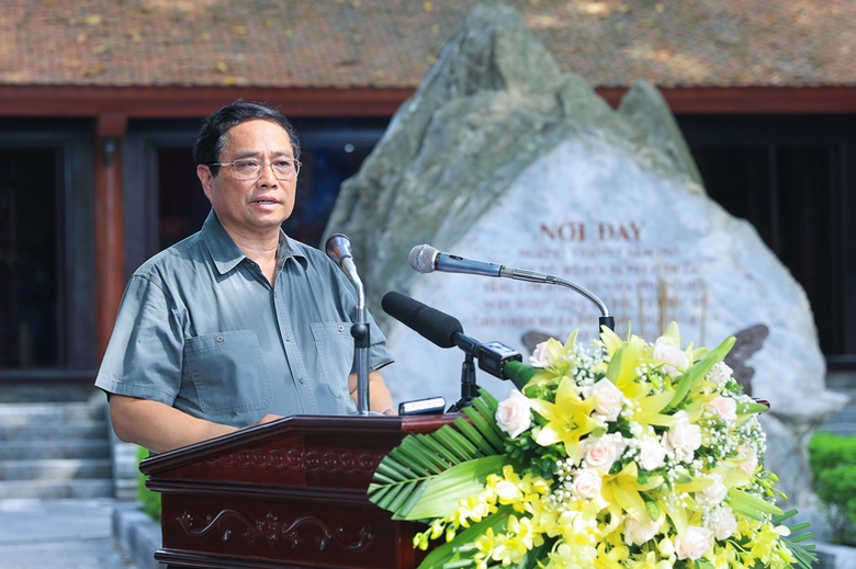 Thủ tướng tưởng niệm c&aacute;c Anh h&ugrave;ng liệt sĩ v&agrave; tặng qu&agrave; gia đ&igrave;nh ch&iacute;nh s&aacute;ch tại Th&aacute;i Nguy&ecirc;n- Ảnh 4.