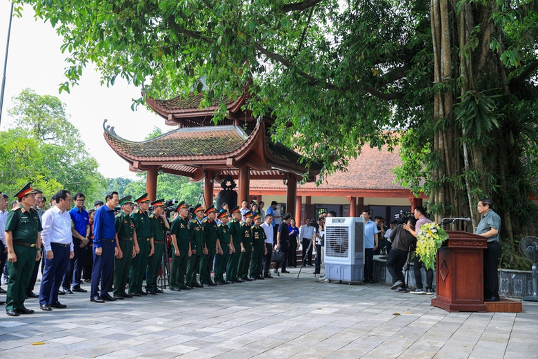 Thủ tướng tưởng niệm c&aacute;c Anh h&ugrave;ng liệt sĩ v&agrave; tặng qu&agrave; gia đ&igrave;nh ch&iacute;nh s&aacute;ch tại Th&aacute;i Nguy&ecirc;n- Ảnh 5.