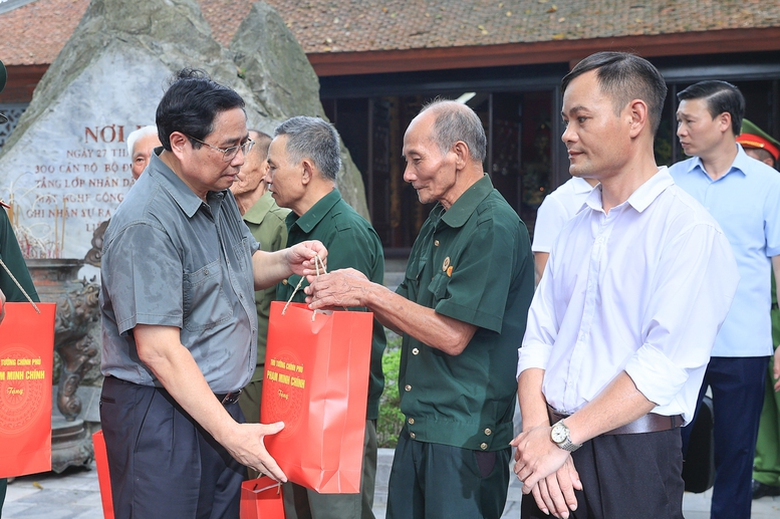Thủ tướng tưởng niệm c&aacute;c Anh h&ugrave;ng liệt sĩ v&agrave; tặng qu&agrave; gia đ&igrave;nh ch&iacute;nh s&aacute;ch tại Th&aacute;i Nguy&ecirc;n- Ảnh 7.