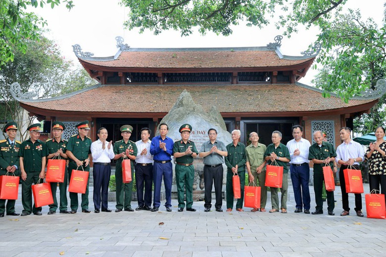 Thủ tướng tưởng niệm c&aacute;c Anh h&ugrave;ng liệt sĩ v&agrave; tặng qu&agrave; gia đ&igrave;nh ch&iacute;nh s&aacute;ch tại Th&aacute;i Nguy&ecirc;n- Ảnh 8.