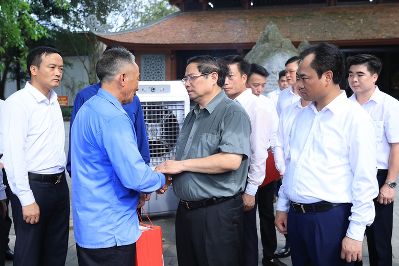 Thủ tướng tưởng niệm c&aacute;c Anh h&ugrave;ng liệt sĩ v&agrave; tặng qu&agrave; gia đ&igrave;nh ch&iacute;nh s&aacute;ch tại Th&aacute;i Nguy&ecirc;n- Ảnh 9.