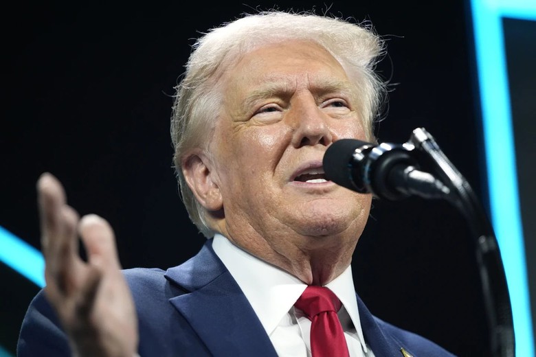 Hai tuần sau vụ ám sát, FBI xác nhận ông Trump thực sự bị đạn sượt qua tai- Ảnh 1. Hai tuần sau vụ ám sát, FBI xác nhận ông Trump thực sự bị đạn sượt qua tai- Ảnh 1.