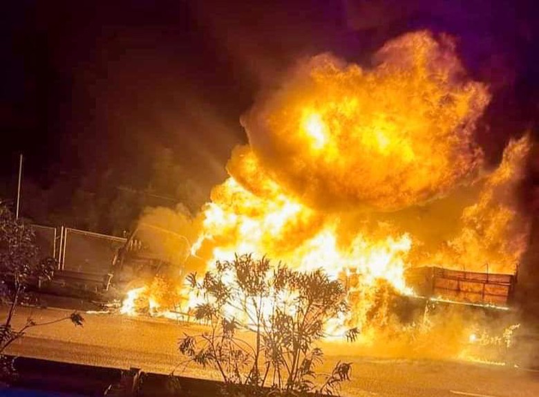 Xe tải ch&aacute;y ng&ugrave;n ngụt tr&ecirc;n cao tốc Nội B&agrave;i - L&agrave;o Cai- Ảnh 1.