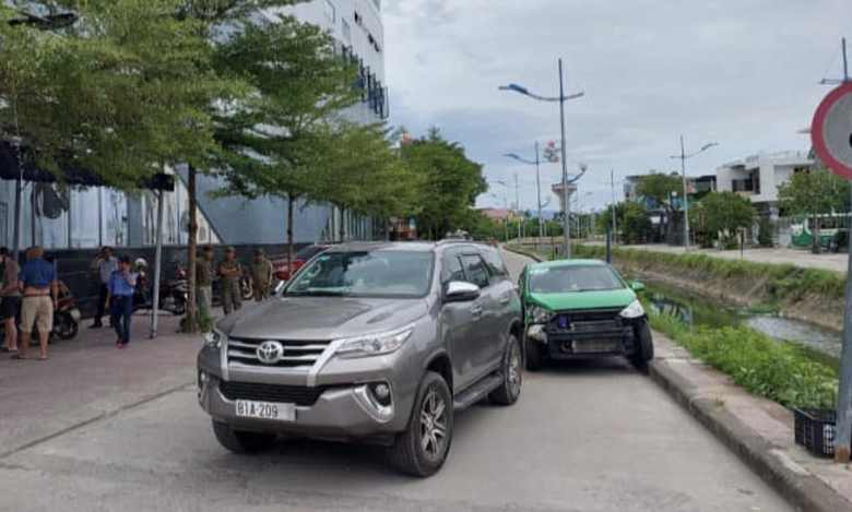 Xe taxi li&ecirc;n tiếp g&acirc;y tai nạn tại Quảng B&igrave;nh rồi bỏ chạy c&oacute; c&ograve;n hạn đăng kiểm?- Ảnh 1.