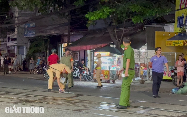 To&agrave;n cảnh vụ tai nạn t&agrave;u hỏa v&agrave; xe b&aacute;n tải l&agrave;m 2 người tử vong, 3 người bị thương- Ảnh 1.
