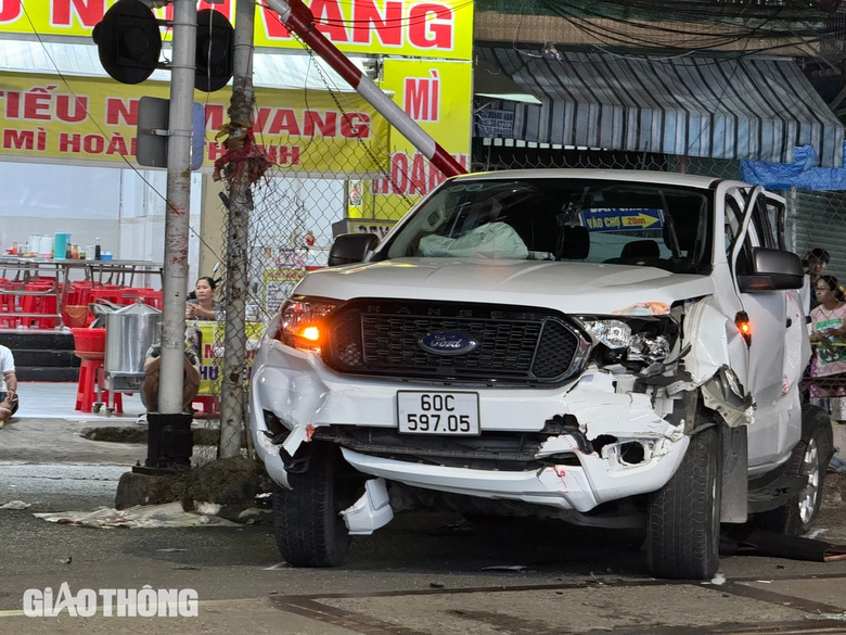To&agrave;n cảnh vụ tai nạn t&agrave;u hỏa v&agrave; xe b&aacute;n tải l&agrave;m 2 người tử vong, 3 người bị thương- Ảnh 2.