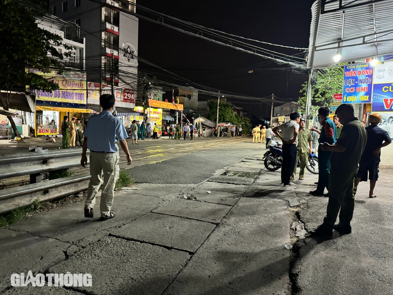 To&agrave;n cảnh vụ tai nạn t&agrave;u hỏa v&agrave; xe b&aacute;n tải l&agrave;m 2 người tử vong, 3 người bị thương- Ảnh 3.