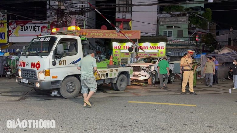 To&agrave;n cảnh vụ tai nạn t&agrave;u hỏa v&agrave; xe b&aacute;n tải l&agrave;m 2 người tử vong, 3 người bị thương- Ảnh 6.