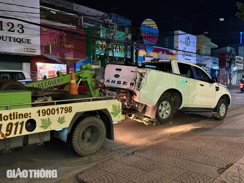 To&agrave;n cảnh vụ tai nạn t&agrave;u hỏa v&agrave; xe b&aacute;n tải l&agrave;m 2 người tử vong, 3 người bị thương- Ảnh 8.