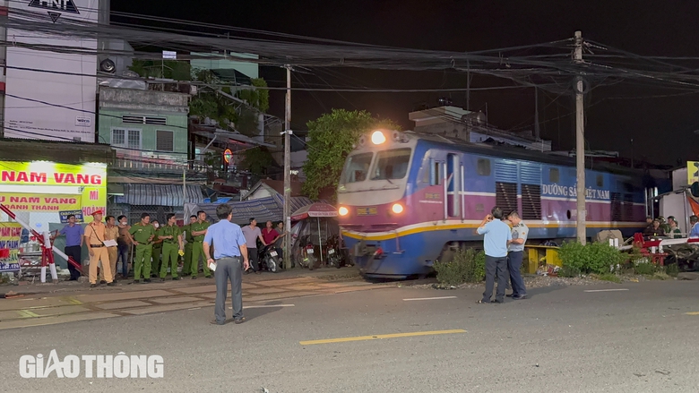 To&agrave;n cảnh vụ tai nạn t&agrave;u hỏa v&agrave; xe b&aacute;n tải l&agrave;m 2 người tử vong, 3 người bị thương- Ảnh 10.