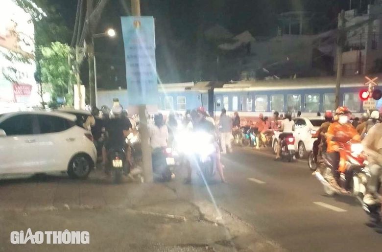 To&agrave;n cảnh vụ tai nạn t&agrave;u hỏa v&agrave; xe b&aacute;n tải l&agrave;m 2 người tử vong, 3 người bị thương- Ảnh 12.
