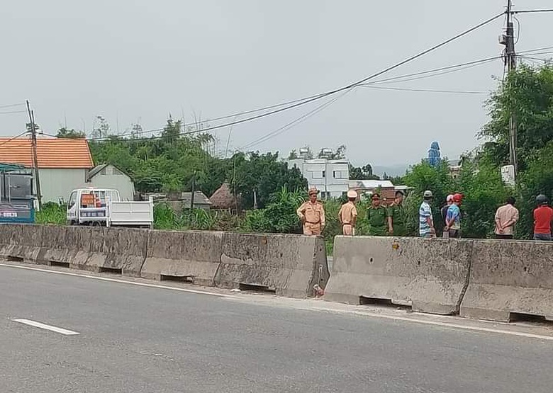 Người đ&agrave;n &ocirc;ng tử vong bất thường b&ecirc;n lề đường QL1 qua Quảng Ng&atilde;i- Ảnh 1.