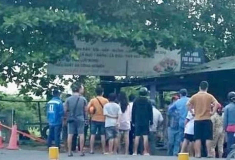 Lao xe m&aacute;y xuống hồ đ&aacute;, một thanh ni&ecirc;n tử vong- Ảnh 1.