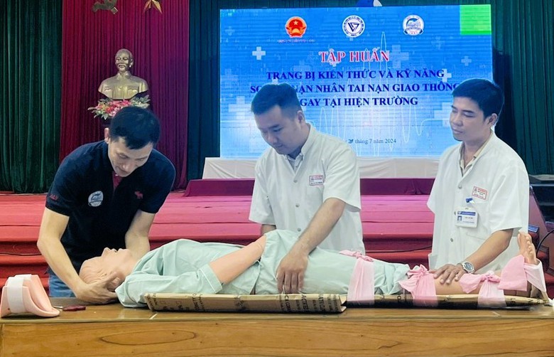 Người d&acirc;n dọc QL1 qua Thừa Thi&ecirc;n - Huế được hướng dẫn c&aacute;ch sơ cứu nạn nh&acirc;n TNGT- Ảnh 1.