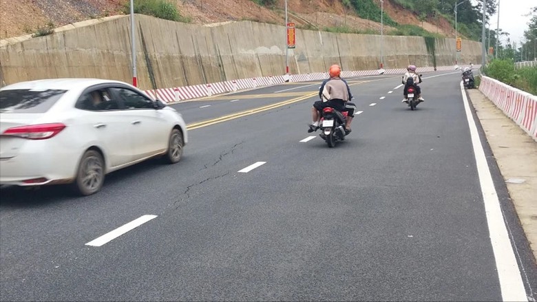Xử l&yacute; vết nứt tr&ecirc;n mặt đường đ&egrave;o Prenn đi Đ&agrave; Lạt- Ảnh 2.