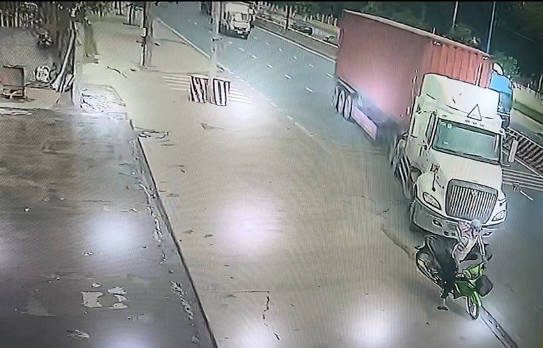 Tr&aacute;nh xe container, nam thanh ni&ecirc;n t&ocirc;ng v&agrave;o gốc c&acirc;y tử vong- Ảnh 1.