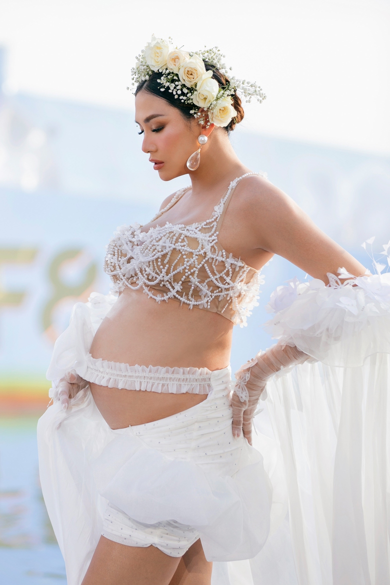 Si&ecirc;u mẫu V&otilde; Ho&agrave;ng Yến về nước, v&aacute;c bụng bầu l&ecirc;n s&agrave;n runway Vietnam Beauty Fashion Fest 8- Ảnh 1.