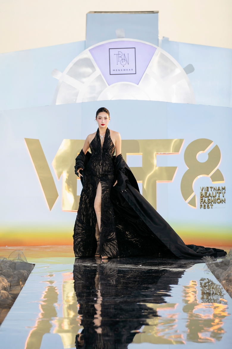 Si&ecirc;u mẫu V&otilde; Ho&agrave;ng Yến về nước, v&aacute;c bụng bầu l&ecirc;n s&agrave;n runway Vietnam Beauty Fashion Fest 8- Ảnh 5.