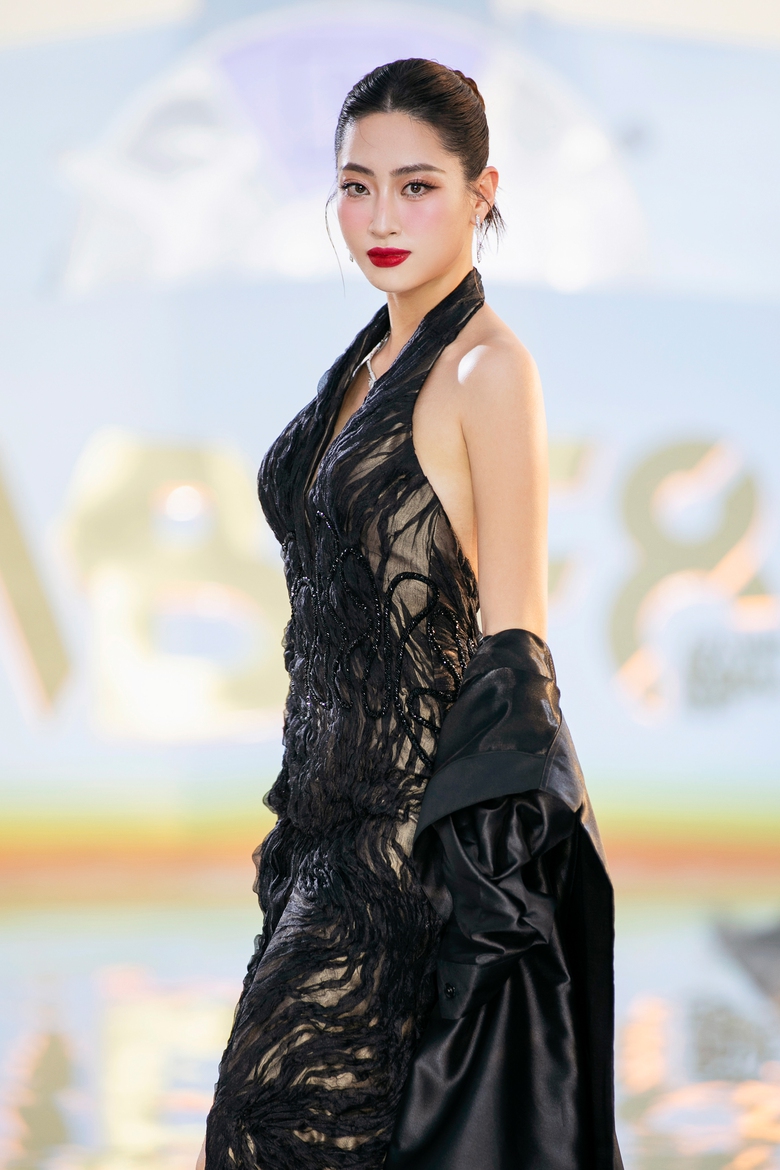 Si&ecirc;u mẫu V&otilde; Ho&agrave;ng Yến về nước, v&aacute;c bụng bầu l&ecirc;n s&agrave;n runway Vietnam Beauty Fashion Fest 8- Ảnh 7.